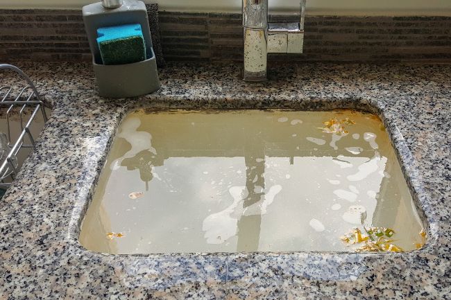 Dicas infalíveis para evitar entupimentos na pia da cozinha