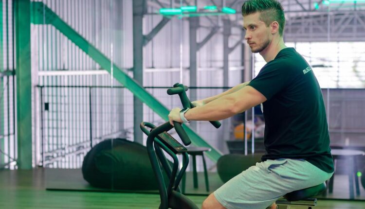 Transforme sua garagem em uma academia de spinning vibrante!