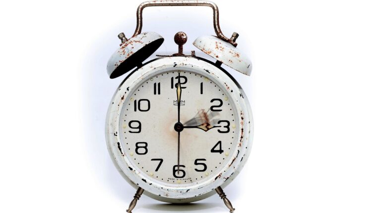 Quem entra às 7:30 sai que horas? Aprenda a calcular facilmente